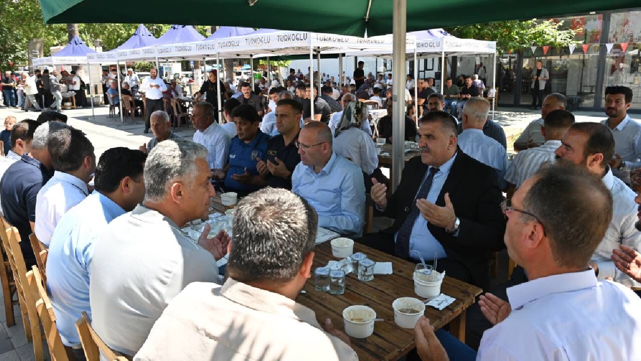 Türkoğlu Millet Meydanı’nda birlik beraberlik aşuresi