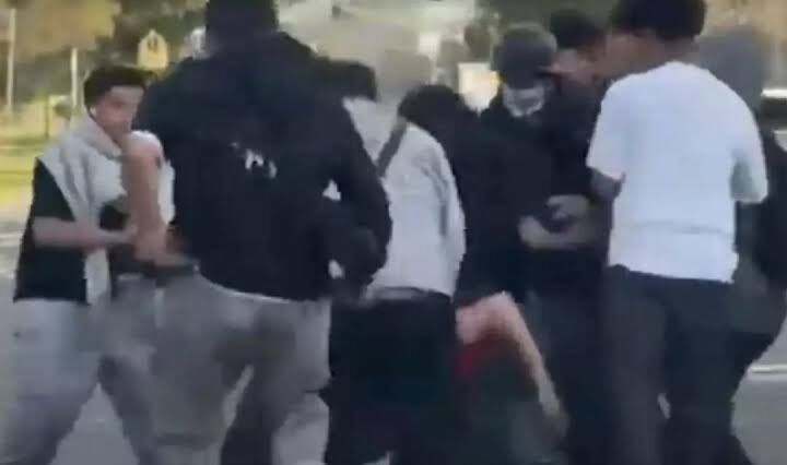 30 Bisikletli Genç Bir Kişiyi Yere Yatırıp Darp Etti (1)