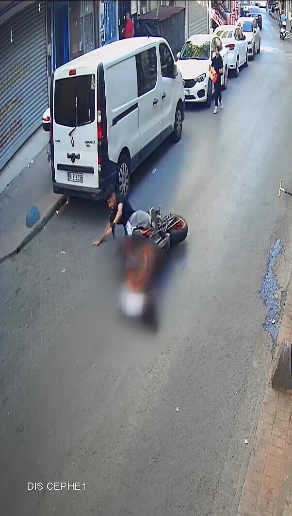 4 Yaşındaki Şevval’e Motosiklet Çarptı; O Anlar Kamerada (1)