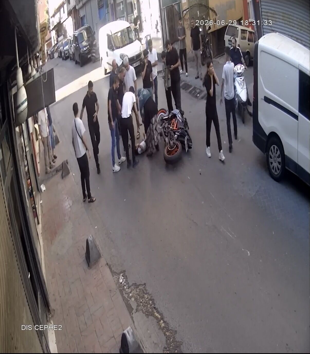 4 Yaşındaki Şevval’e Motosiklet Çarptı; O Anlar Kamerada (2)