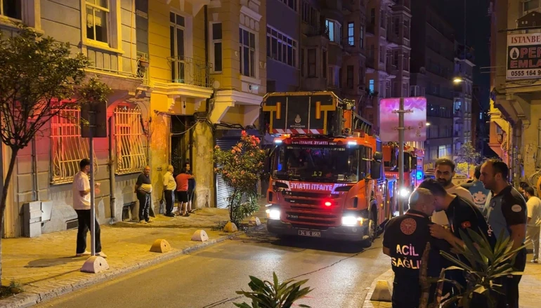5 Katlı Binada Korkutan Çökme Bina Tahliye Edildi (3)