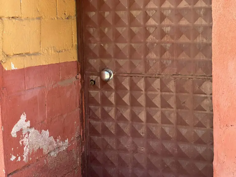 İzmir'de evin kapısına asılan poşette yeni doğmuş bebek bulundu
