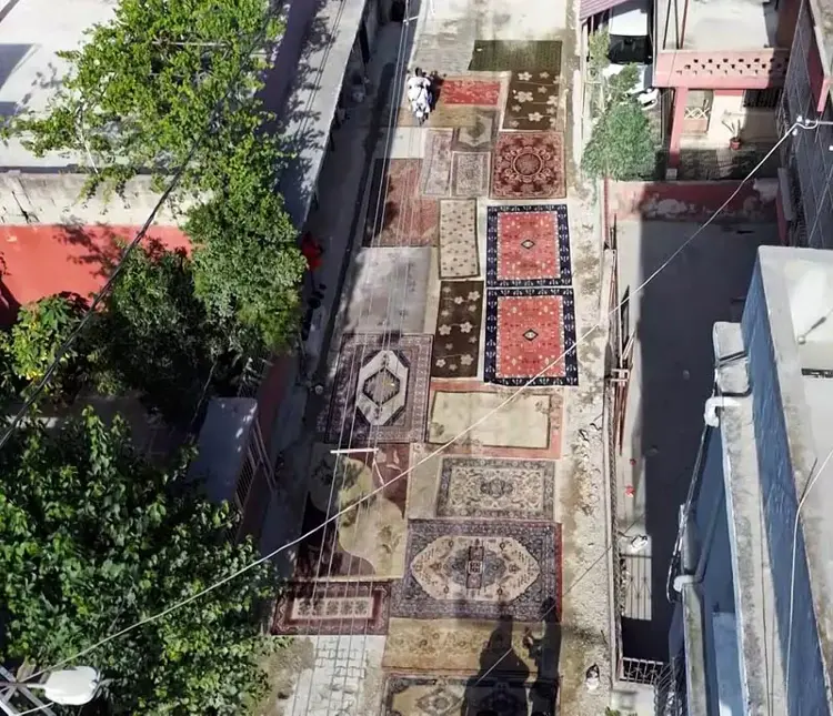 8 aydır asfaltlanmayan yola halı serip çözüm istediler-3