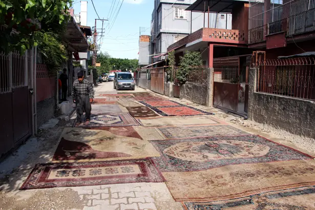 8 Aydır Asfaltlanmayan Yola Halı Serip Çözüm Istediler