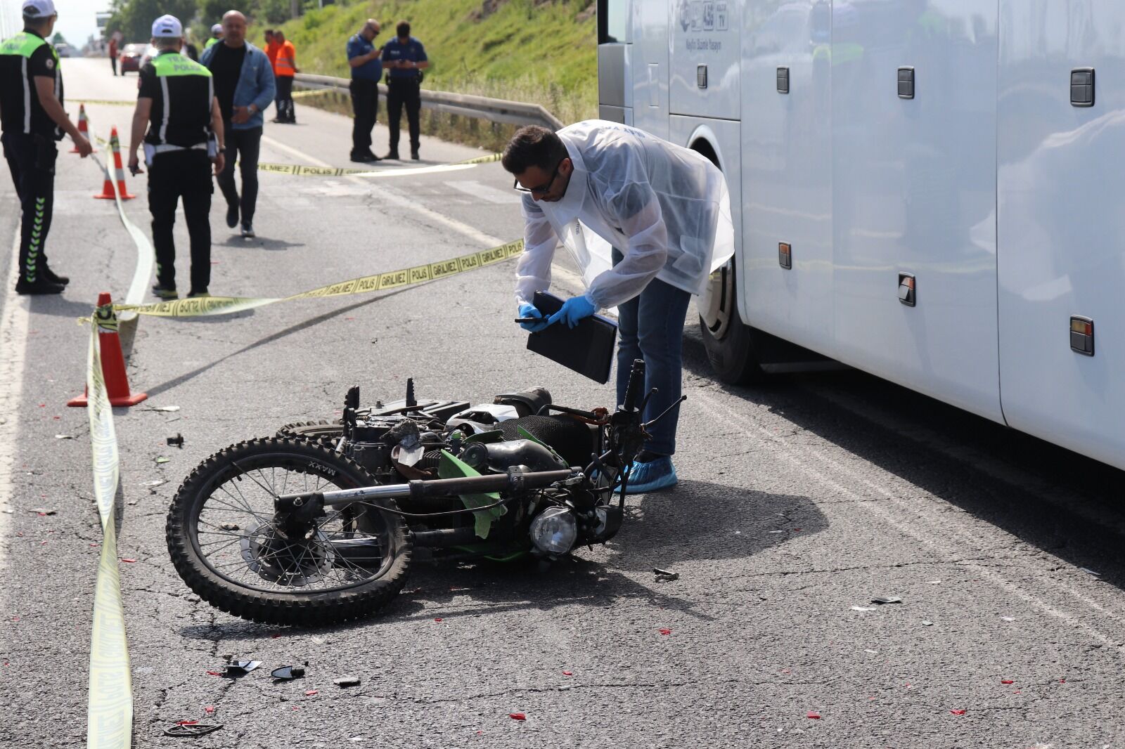 Arıza nedeniyle emniyet şeridinde duran otobüse çarpan motosikletin sürücüsü öldü