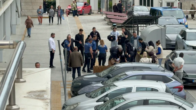 Adliye Önü Savaş Alanına Döndü, 8 Kadın Gözaltına Alındı (2)