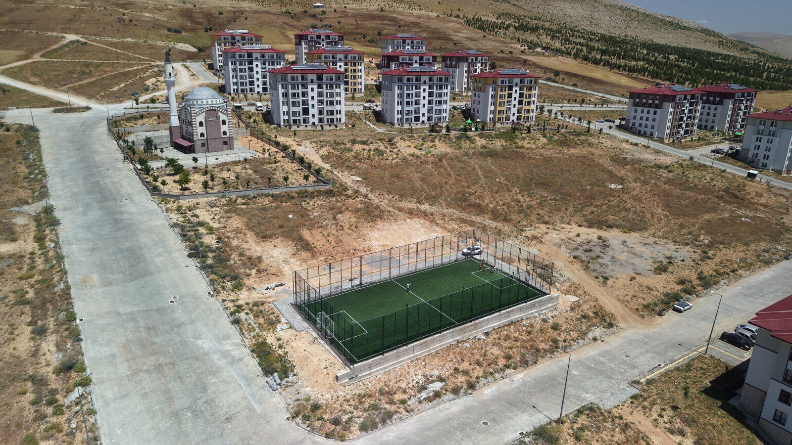 Kahramanmaraş'ta 3 yeni halı saha hizmete açıldı