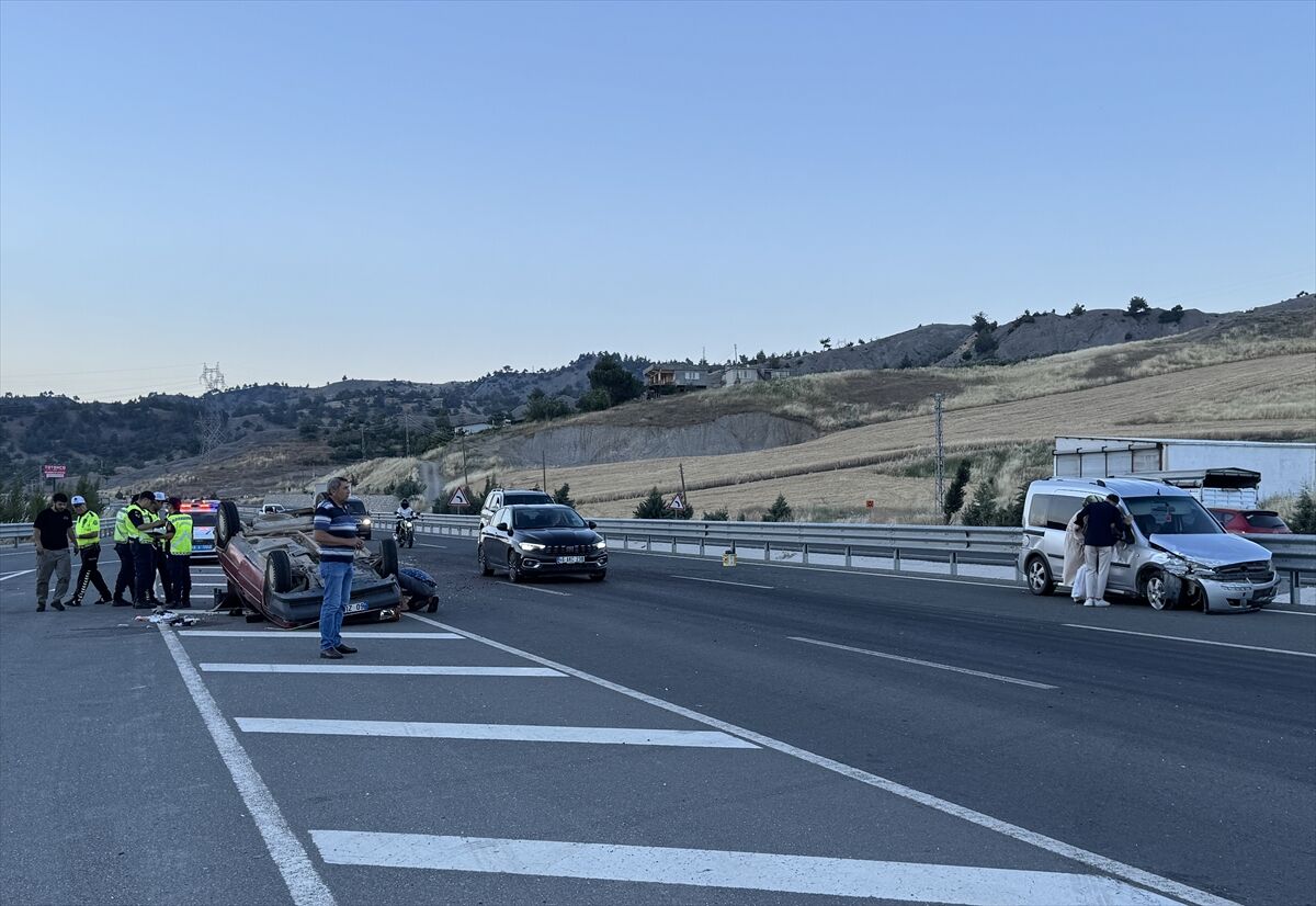Kahramanmaraş'ta devrilen otomobilde 4 kişi yaralandı