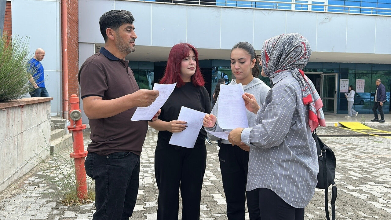 Anne, Baba Ve İki Kızları Aynı Yks'de Ter Döktü! Hayallerine Birlikte Koşuyorlar (1)