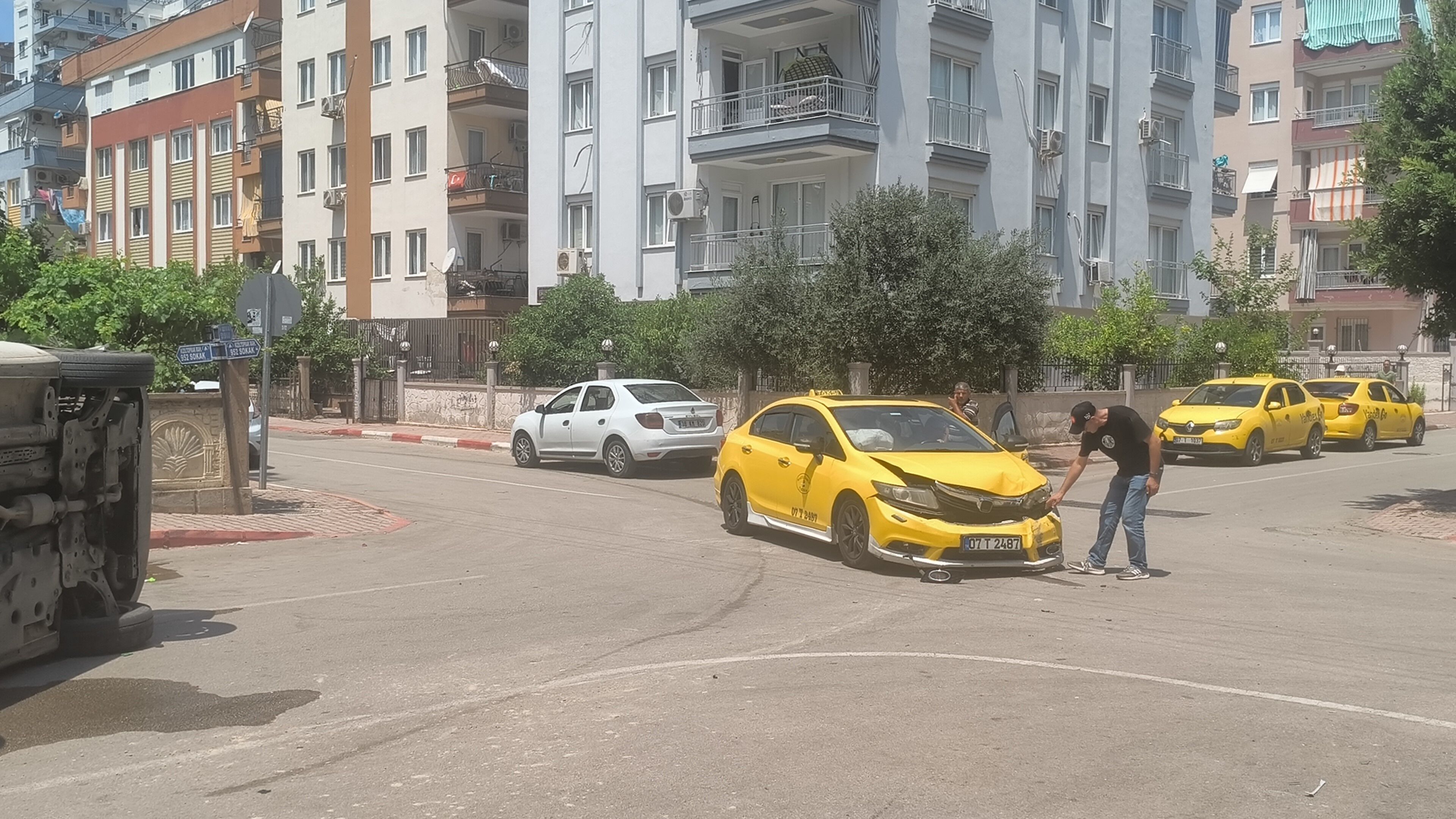 Antalya'da Feci Kaza! Yan Yatan Araçtan Burnu Bile Kanamadan Çıktı (1)