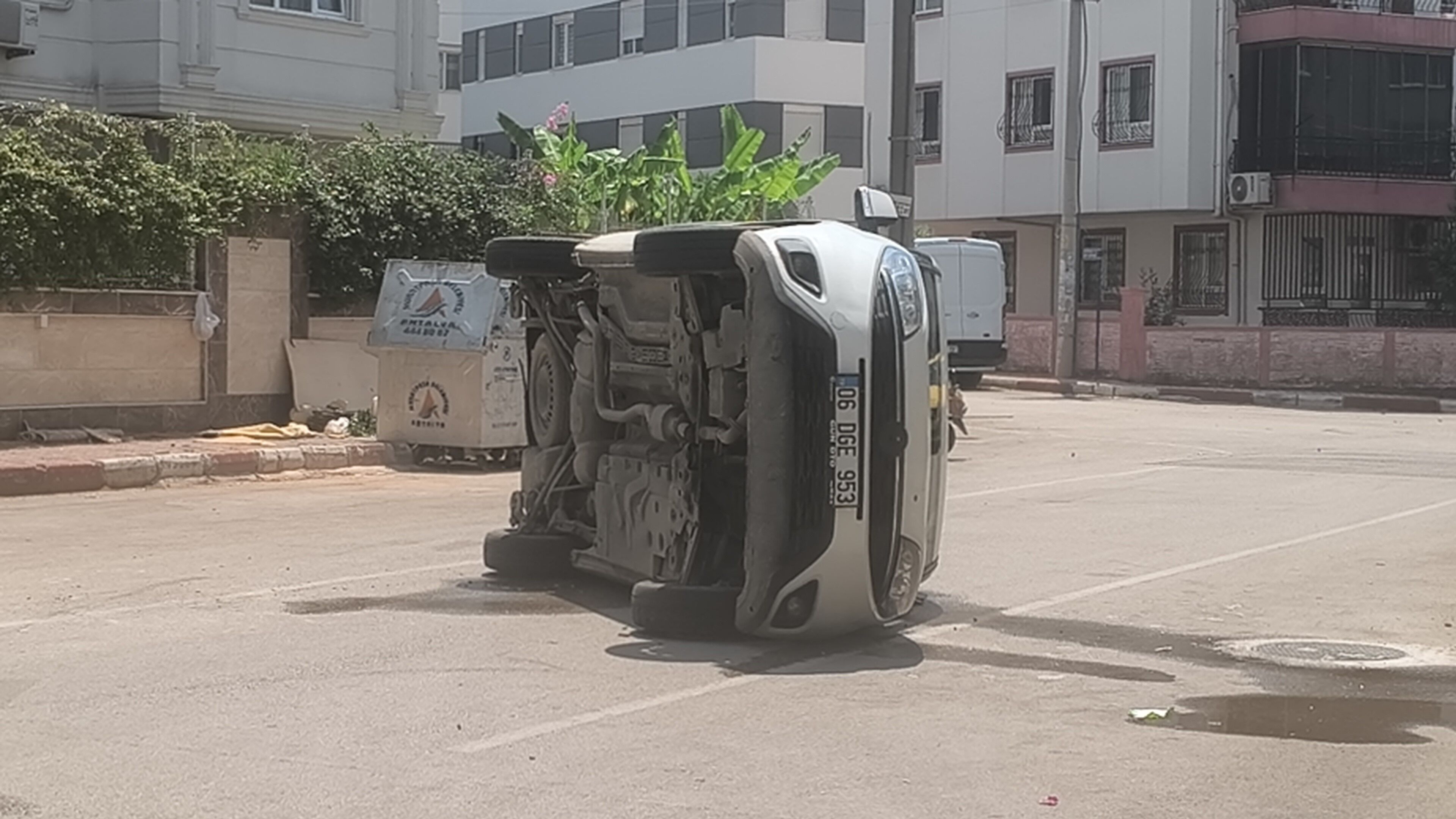 Antalya'da Feci Kaza! Yan Yatan Araçtan Burnu Bile Kanamadan Çıktı (2)