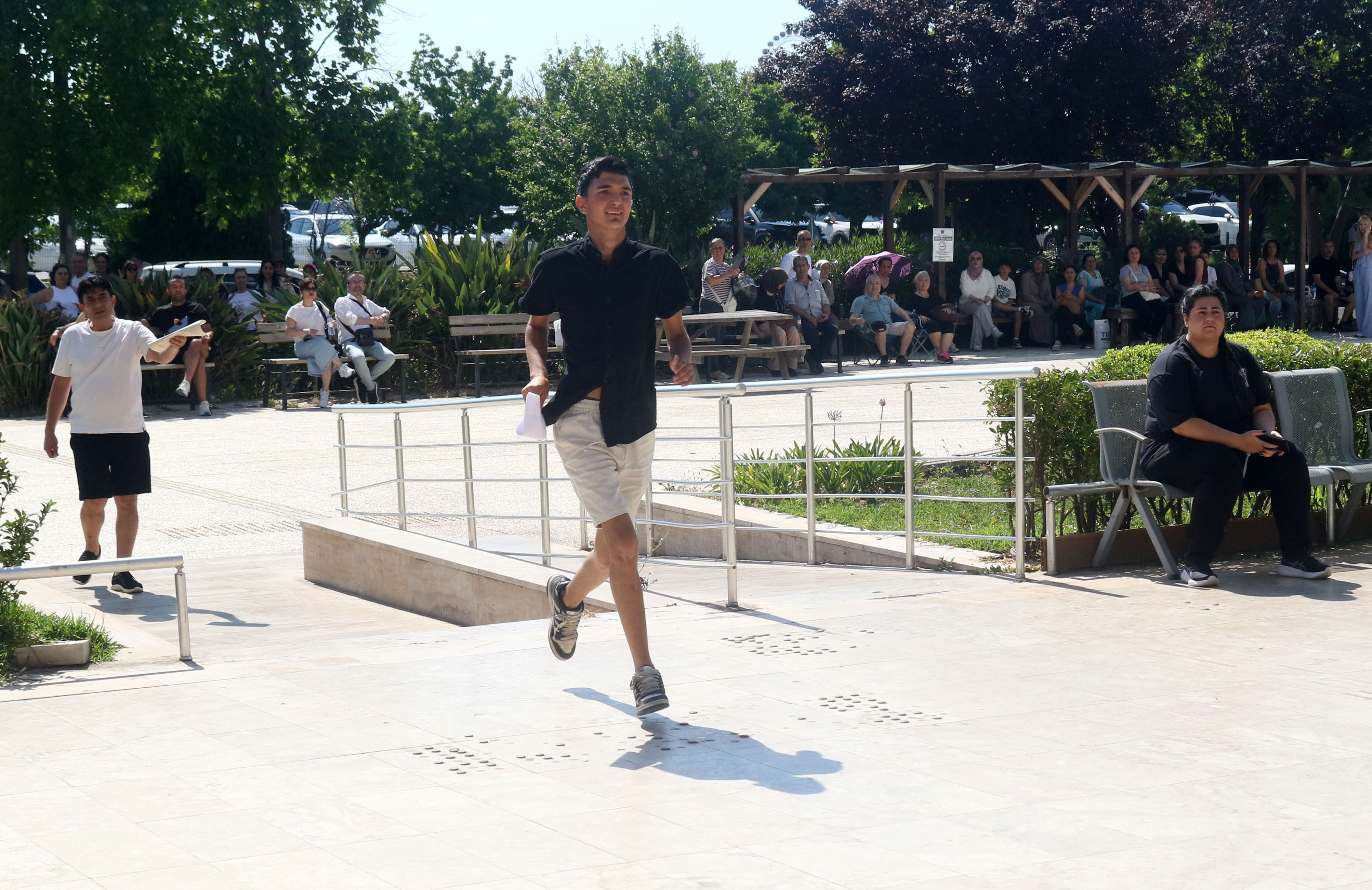 Aracını Park Edemeyince Sınava Geç Kalan Aday Içeri Alınmadı (1)