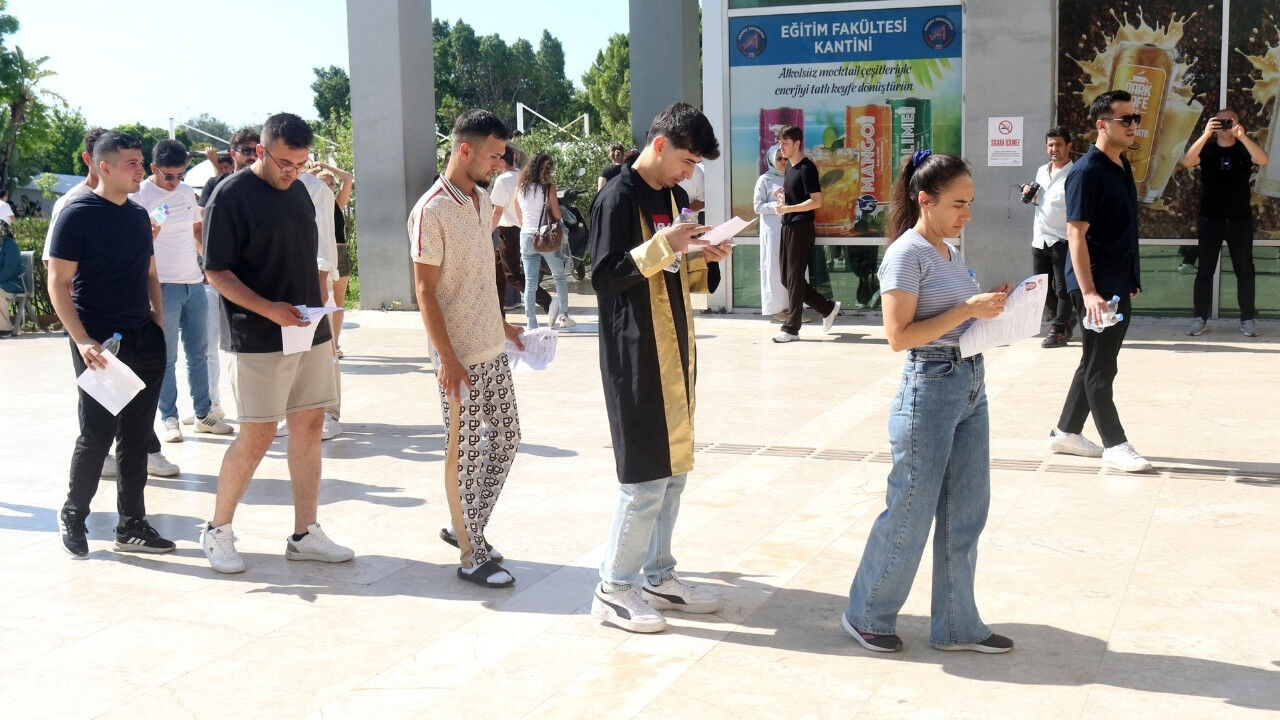 Aracını Park Edemeyince Sınava Geç Kalan Aday Içeri Alınmadı (8)