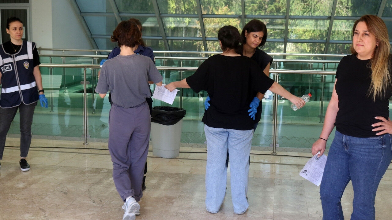 Aracını Park Edemeyince Sınava Geç Kalan Aday Içeri Alınmadı (9)