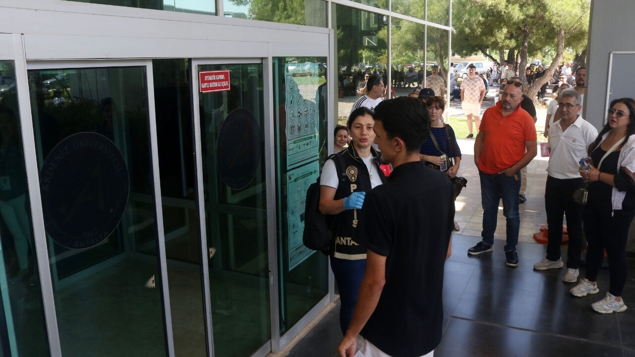 Aracını park edemeyince sınava geç kalan aday içeri alınmadı