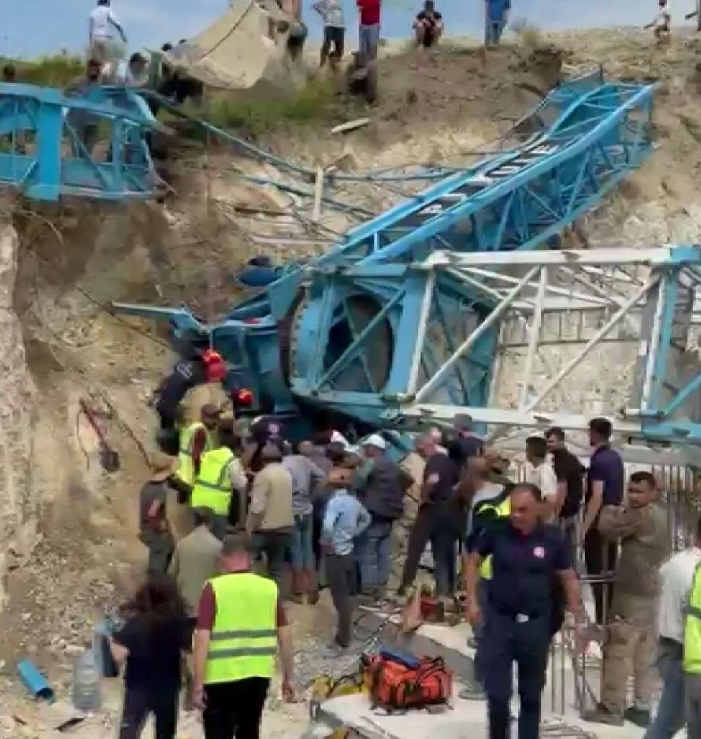Arnavutköy'de Kule Vinç Devrildi, 2 Işçi Ağır Yaralandı (1)