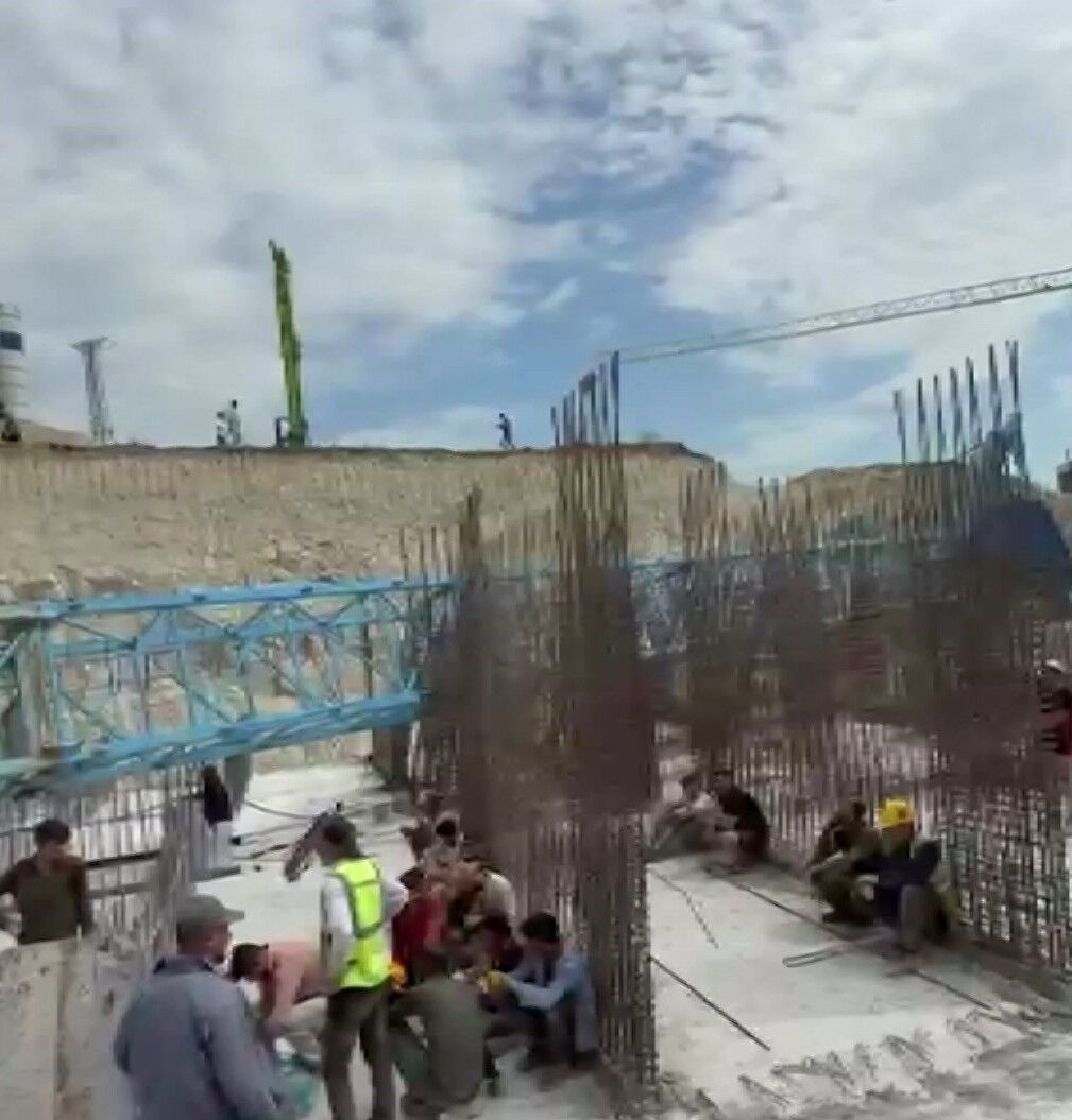 Arnavutköy'de Kule Vinç Devrildi, 2 Işçi Ağır Yaralandı (2)