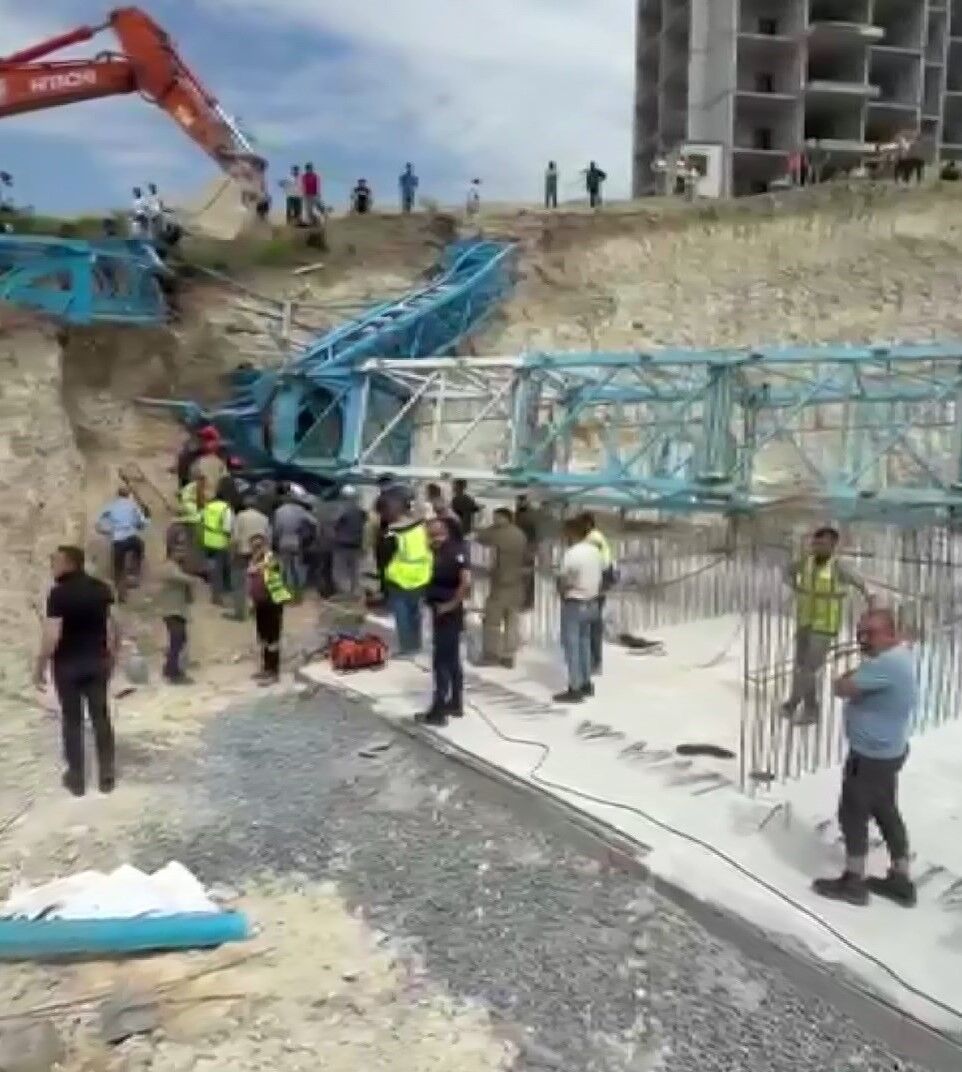 Arnavutköy'de Kule Vinç Devrildi, 2 Işçi Ağır Yaralandı (3)