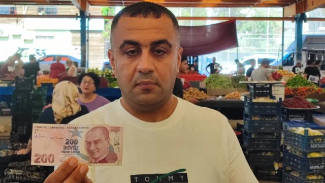 Aşk Mesajlı Paralar Pazarcıyı Şaşkına Çevirdi Pazarcı Ömer Ve Özge’yi Arıyor (2)