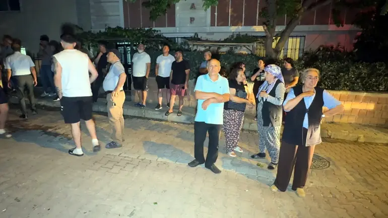 Avcılar’da 3 Katlı Binanın Çatısı Alev Alev Yandı