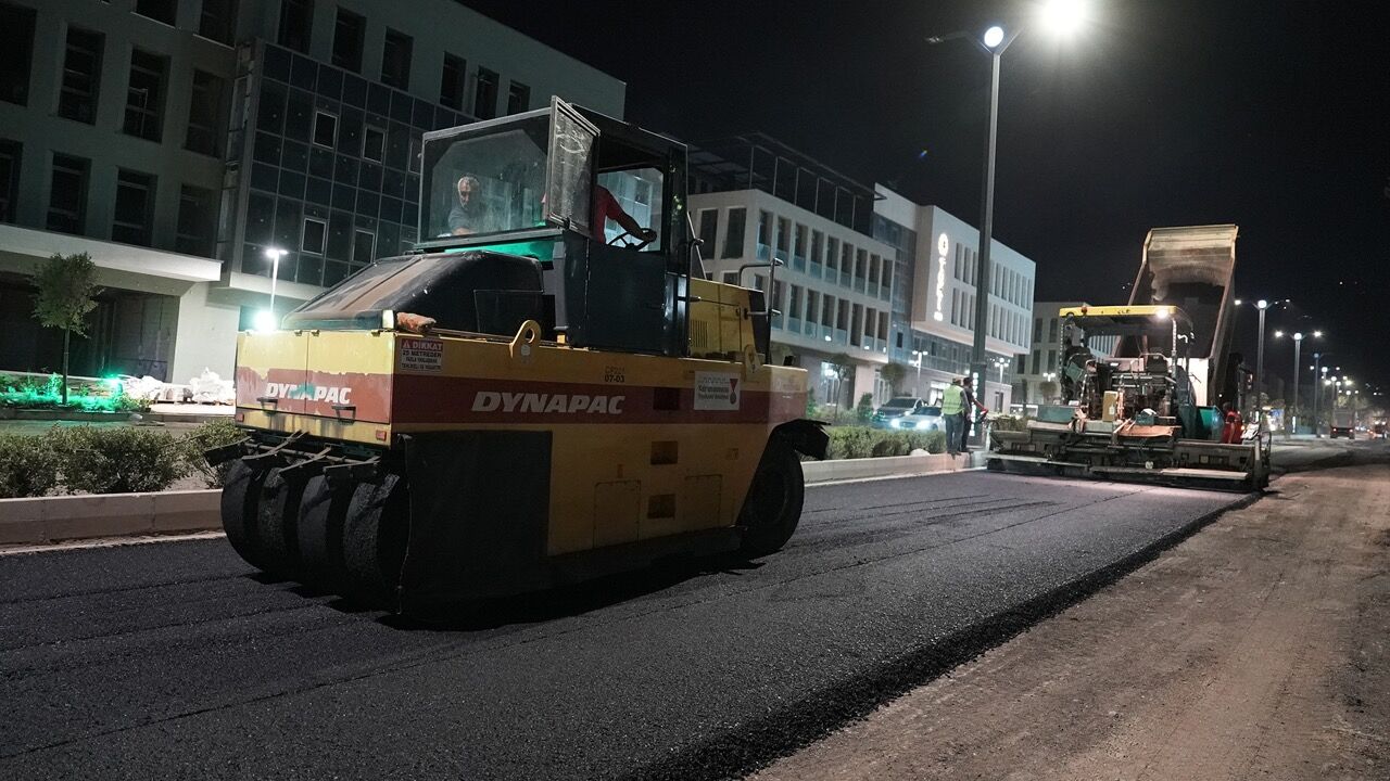 Azerbaycan Bulvarı'nda Gece Asfalt Mesaisi Başladı