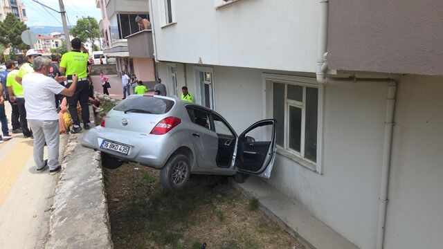 Bahçeye Uçan Otomobilin Arka Kısmı Kaldırımda Asılı Kaldı; 2'Si Çocuk 3 Yaralı