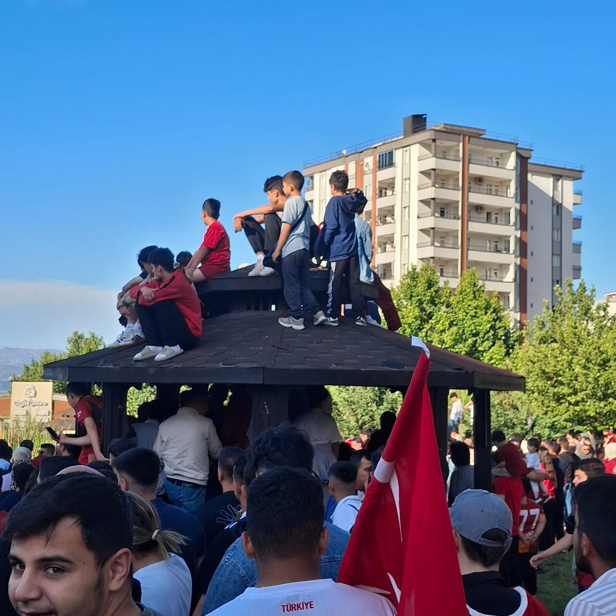 Başkan Görgel Vatandaşlarla Milli Maç Heyecanını Dev Ekranda Paylaştı (1)