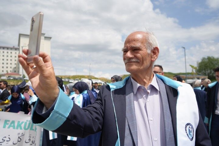 Bayburt’ta Azmin Hikâyesi; 71’Inde Başladığı Üniversiteden 75 Yaşında Mezun Oldu