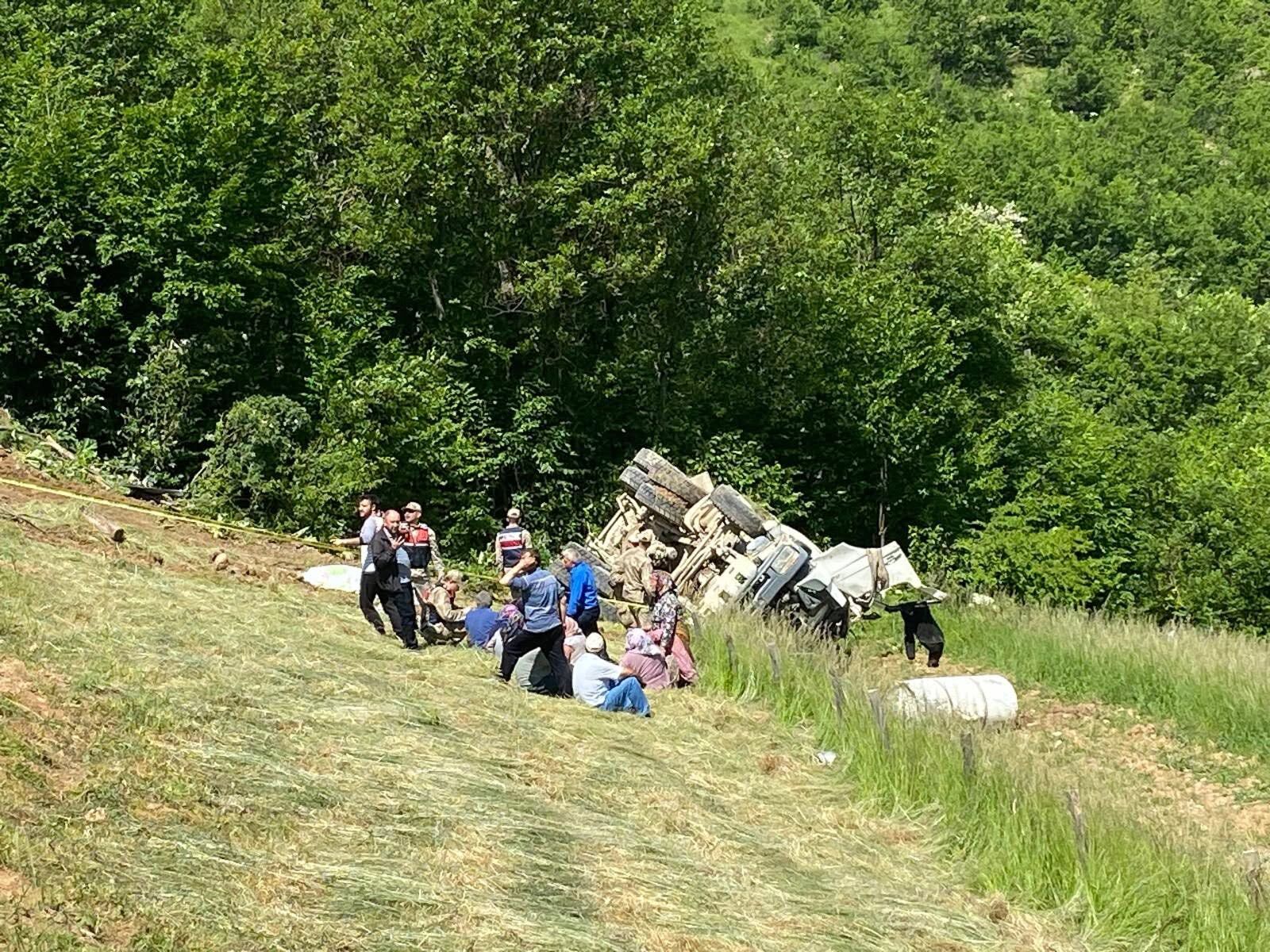 Beton mikseri 150 metrelik yamaçtan yuvarlandı: 2 ölü, 1 yaralı