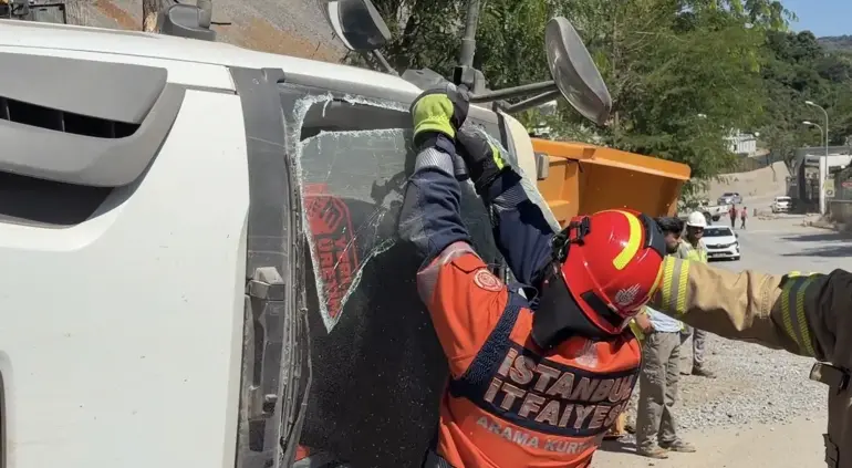 Beykoz’da Hafriyat Kamyonu Devrildi; Şoför Kabinde Sıkıştı ​