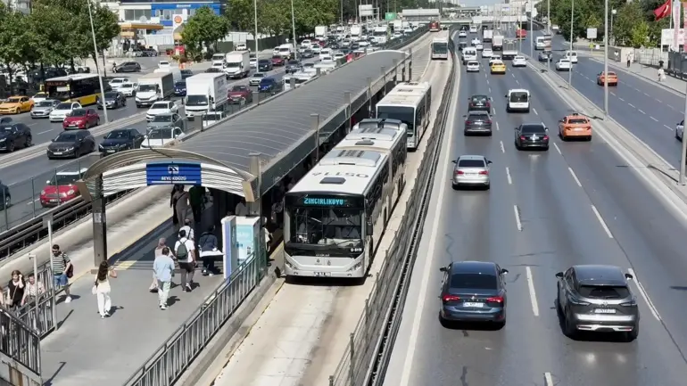 Beylikdüzü'de Metrobüste 'Yan Bakma' Kavgası; 1 Ölü