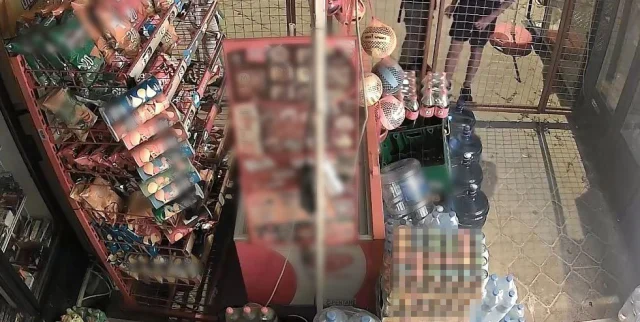 Çocuk Yaştaki Şüpheliler Kapıyı Kırıp Marketi Soydular 100 Bin Tl’lik Vurgun (2)