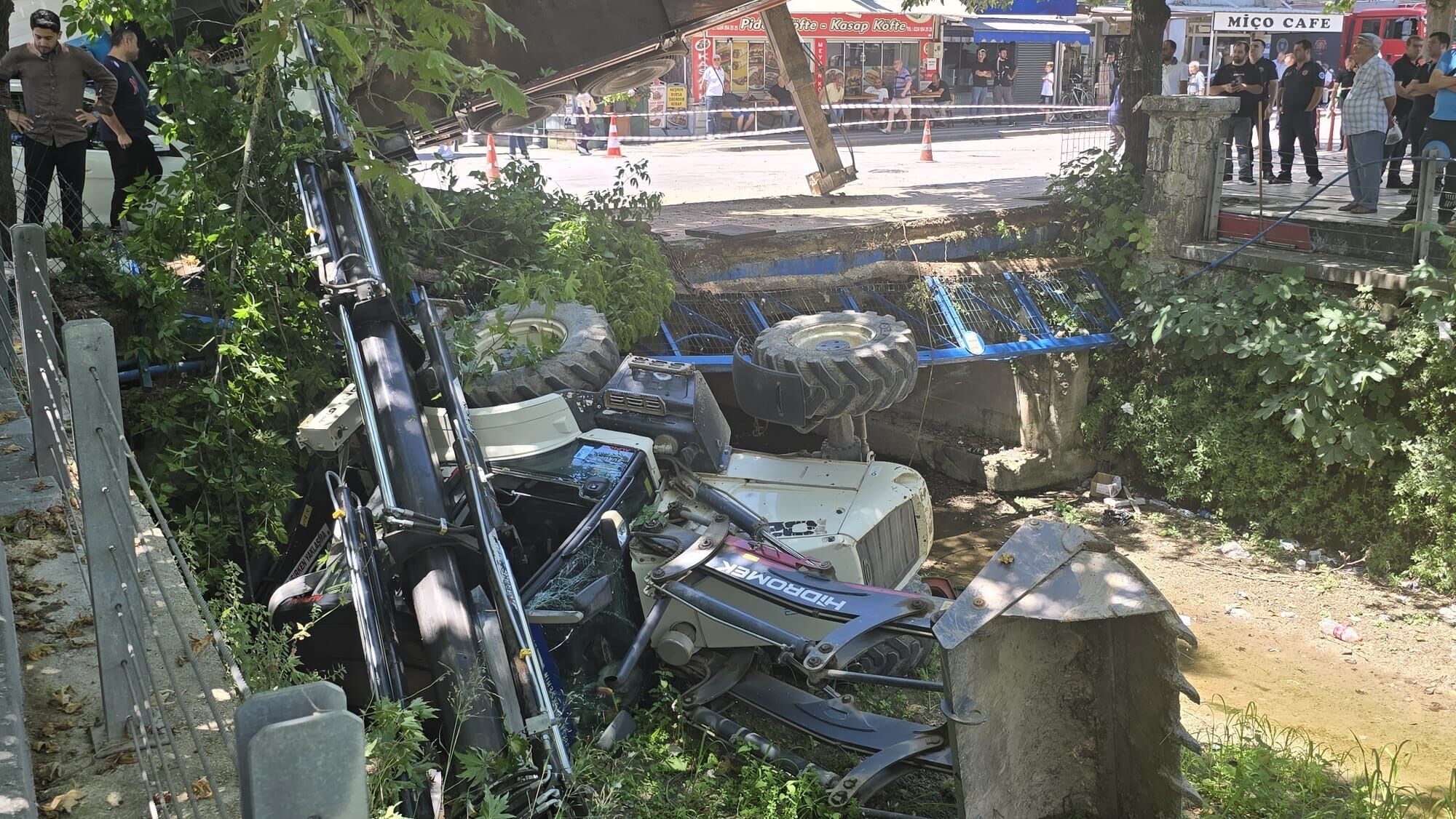 Vinç aracın üzerine devrildi, kepçe dereye uçtu-1