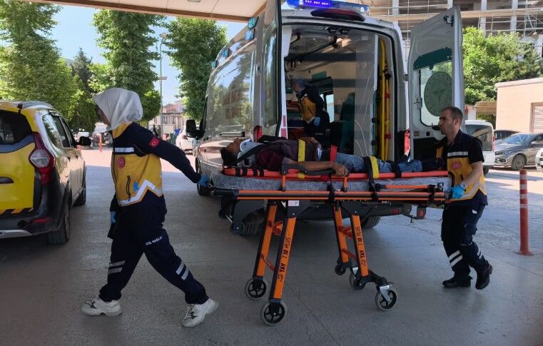 Düştüğü traktör üzerinden geçti