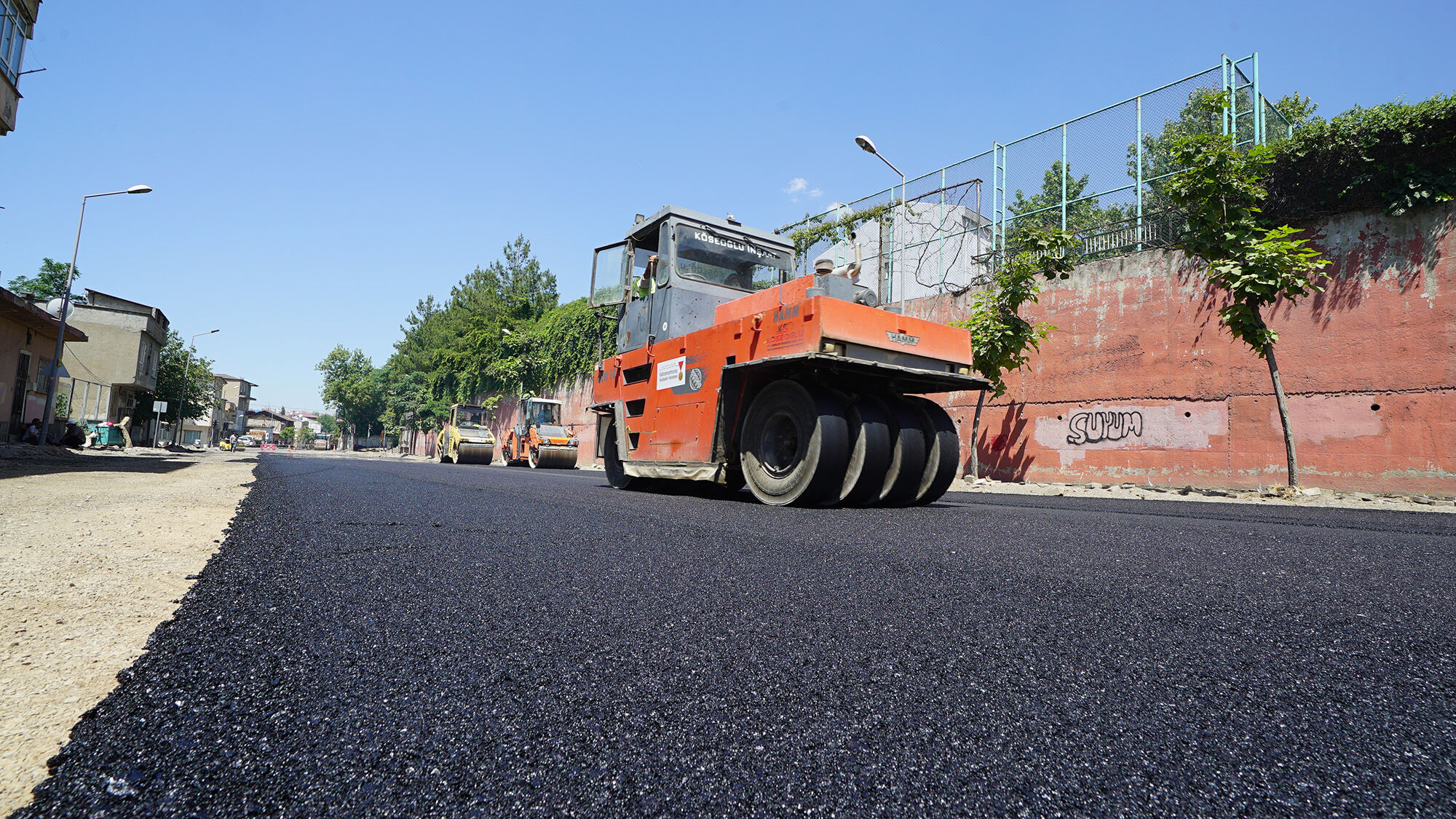 Dulkadiroğlu Gazneliler Caddesi’nde Sıcak Asfalt Çalışması Başladı (1)
