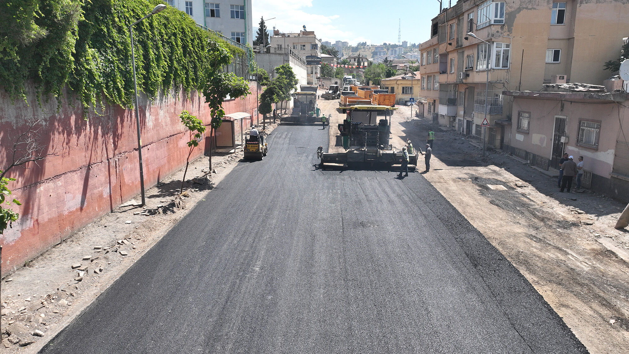 Dulkadiroğlu Gazneliler Caddesi’nde Sıcak Asfalt Çalışması Başladı (2)