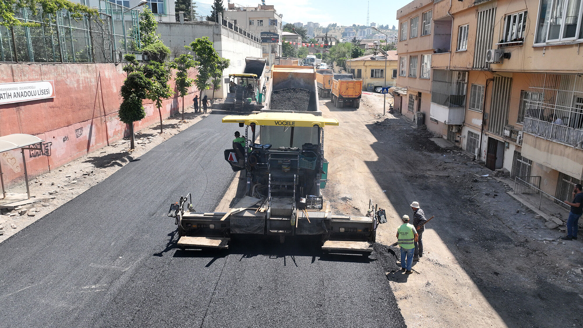 Dulkadiroğlu Gazneliler Caddesi’nde Sıcak Asfalt Çalışması Başladı (3)