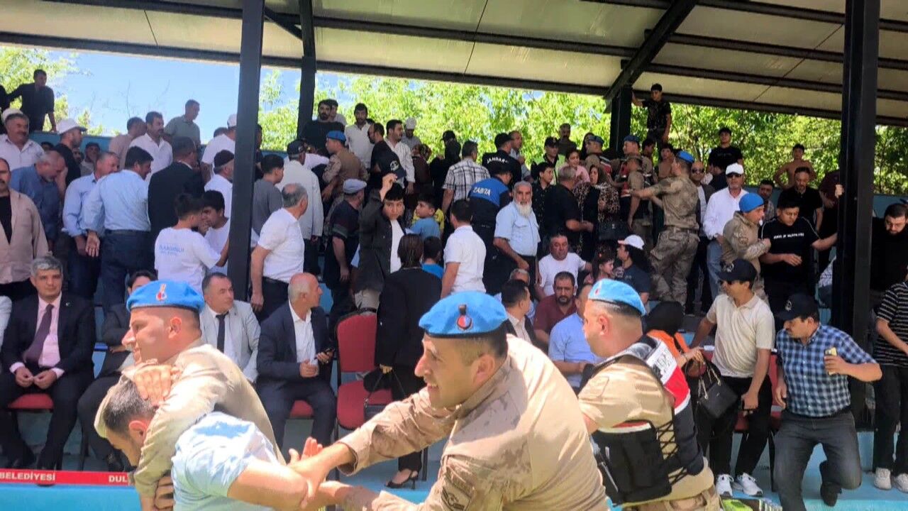 Dulkadiroğlu’ndaki Güreş Festivalinde Protesto! Başkan Akpınar Yuhalandı1