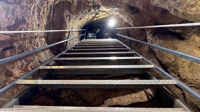 Dünyada Bir Benzeri Daha Yok! Dağı Oyup Içine Raylı Sistem Kurmuşlar (3)