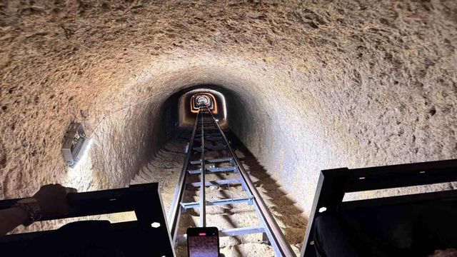 Dünyada Bir Benzeri Daha Yok! Dağı Oyup Içine Raylı Sistem Kurmuşlar (4)