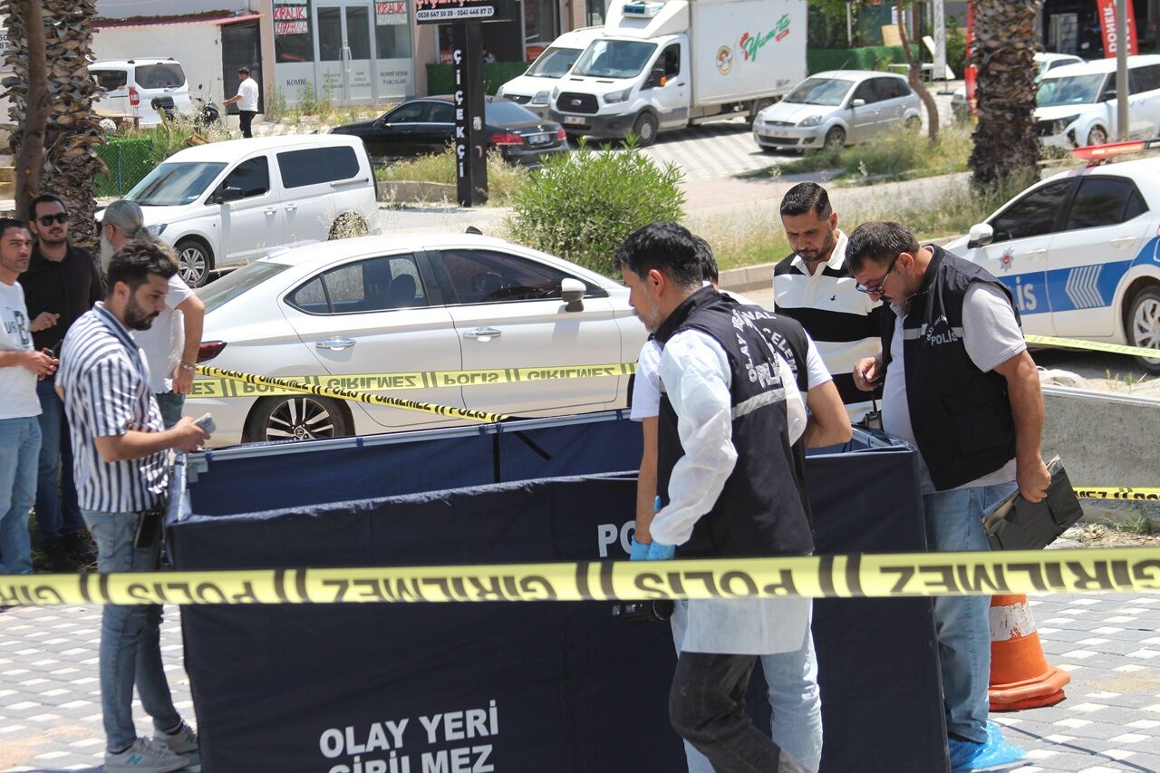 Emekli Polis, Bıçakla Saldıran Oğlunu Vurarak Öldürdü (4)