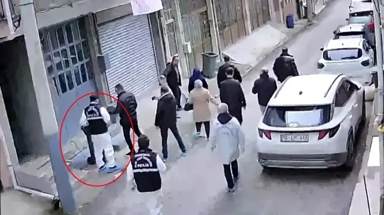 Eşinin Cesedini Nacakla 15 Parçaya Bölen Kadın, Kan Sıçramasın Diye Etrafa Poşet Sermiş