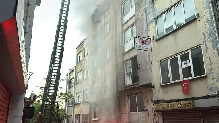 Fatih’te 5 Katlı Iş Hanında Yangın; 1 Yaralı