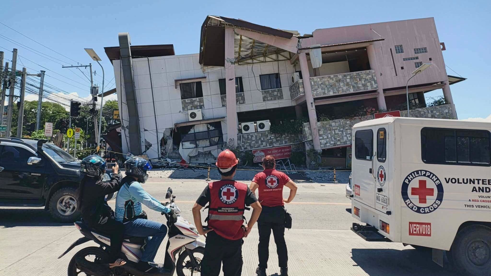 Filipinler'de 7,8 Büyüklüğünde Deprem Tsunami Alarmı Verildi (1)