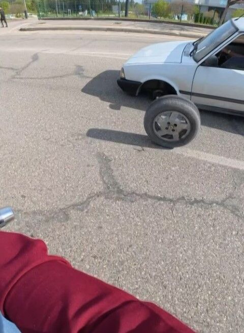Gaziantep’te Trafikte Ilginç Görüntü; Seyir Halindeki Otomobilin Lastiği Yerinden Çıktı
