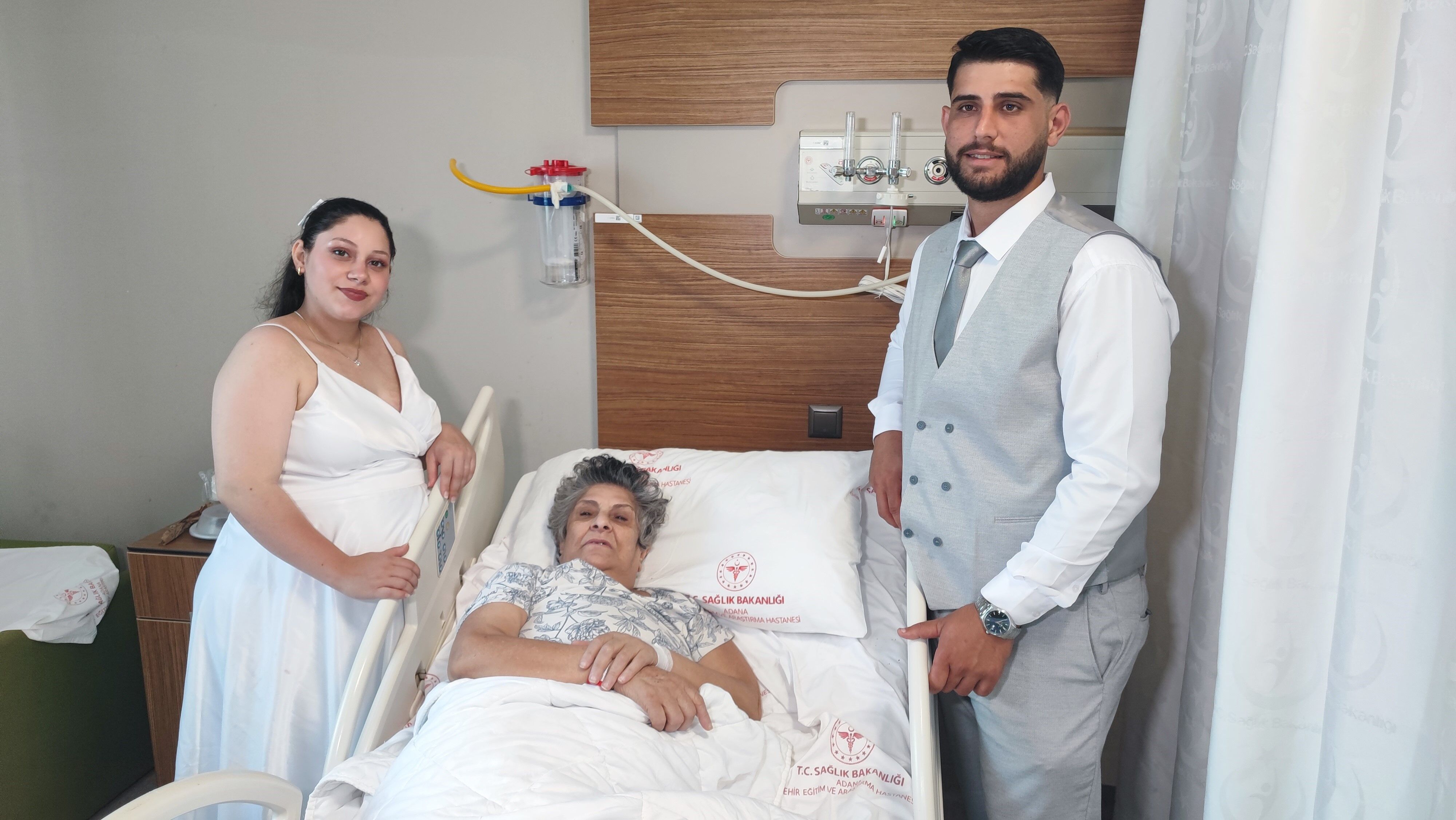 Gelinlik Ve Damatlıkla Hastaneye Gittiler Anneye Büyük Sürpriz (3)