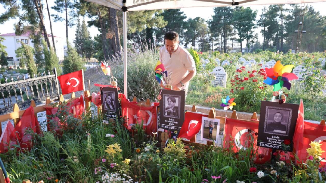 Her Gün Mezarlığa Gelen Acılı Babalar Evlatlarını Babalar Günü'nde De Yalnız Bırakmadı (1)