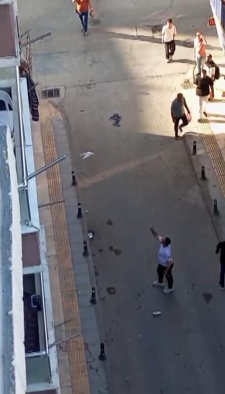 Husumetlilerine Benzettiği 2 Kişiyi Bıçakladı; Yoldan Geçenler Müdahale Etti