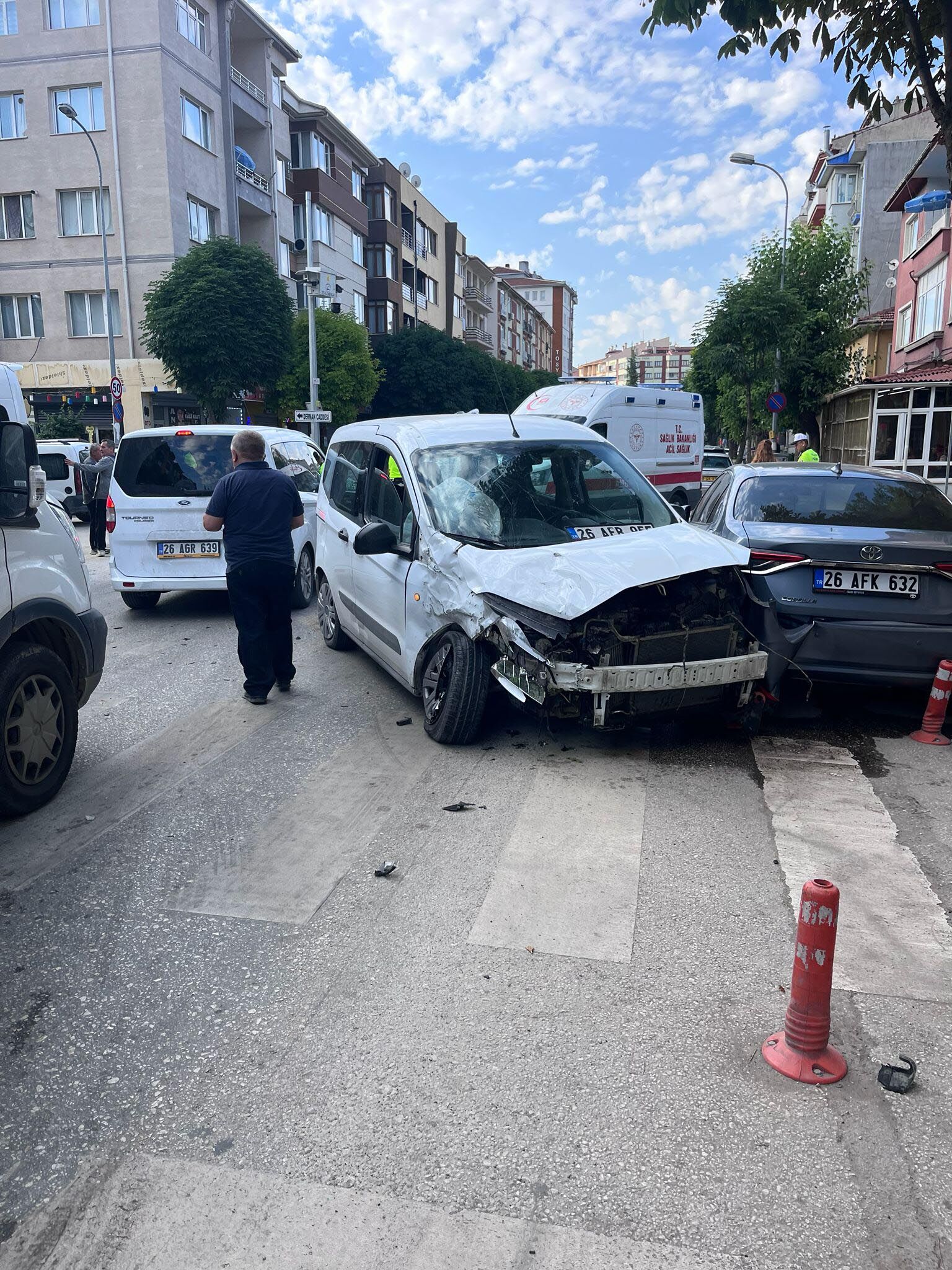İşçi servisi minibüsüyle hafif ticari araç çarpıştı; 9 yaralı