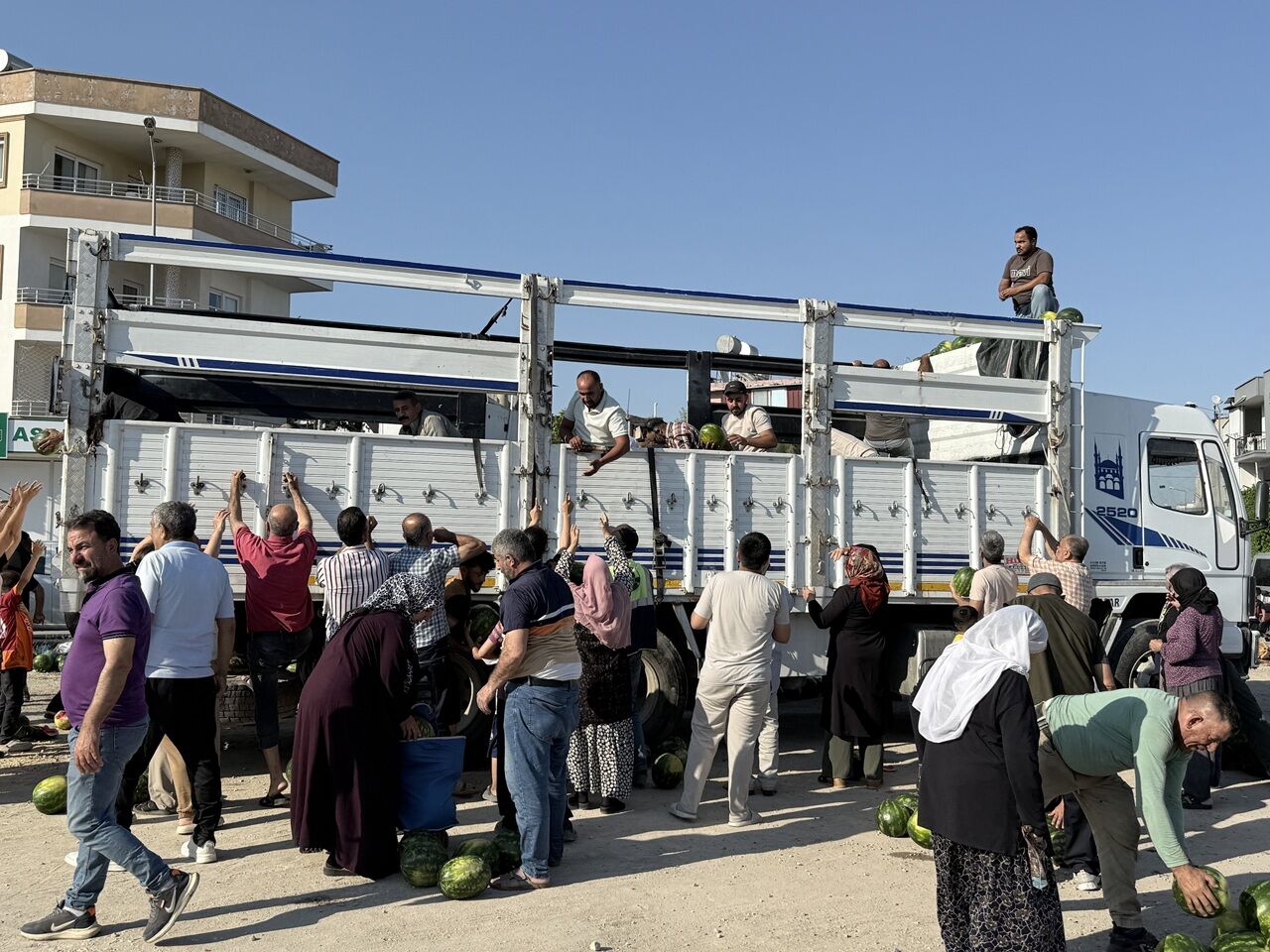 İsimsiz Hayırsever 30 Ton Karpuzu Vatandaşlara Ücretsiz Dağıttı (2)
